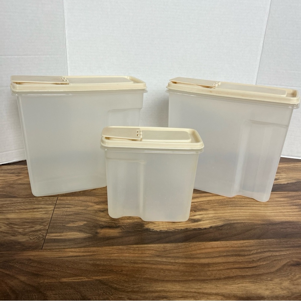 Rubbermaid Storage Container Set with Almond Lids 13 cups & 4 cups